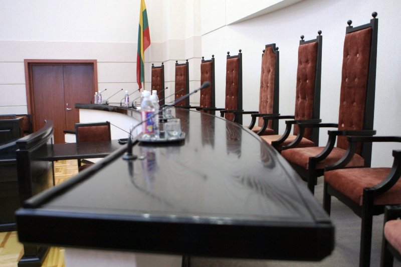 Lietuvos Respublikos konstitucinis teismas priima sprendimą